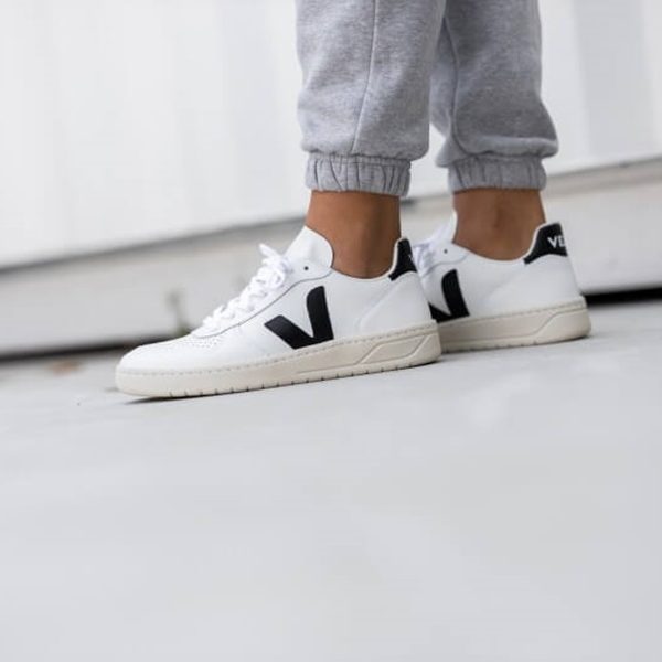 Veja V10 Leather Negro