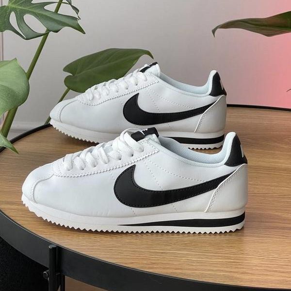 Nike Cortez - Blancas con Negra