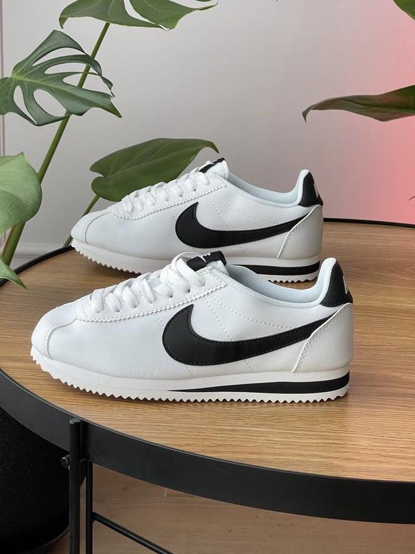 Nike Cortez - Blancas con Negra
