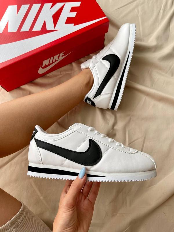 Nike Cortez - Blancas con Negra