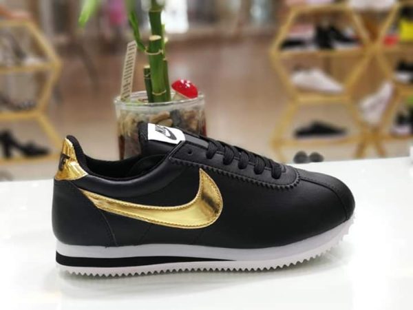 FB_IMG_1568462084374 Nike Cortez - Negras Gold