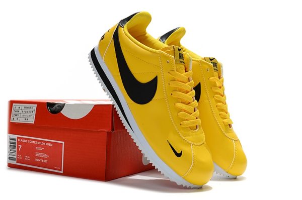 Nike_Classic_Cortez_SE_Prm_Leather_Yellow_Black_Embroidery_807473-700_P02 Nike Cortez - Amarillas