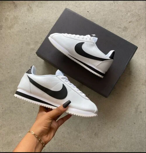 Nike Cortez - Blancas con Negra