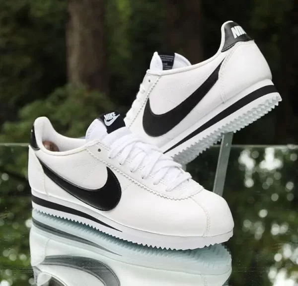 Nike Cortez - Blancas con Negra